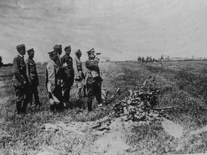Okuniew 1920. Bitwa Warszawska. Dowódca frontu północnego, generał broni Józef Haller pod Okuniewem. Fot. PAP/CAF