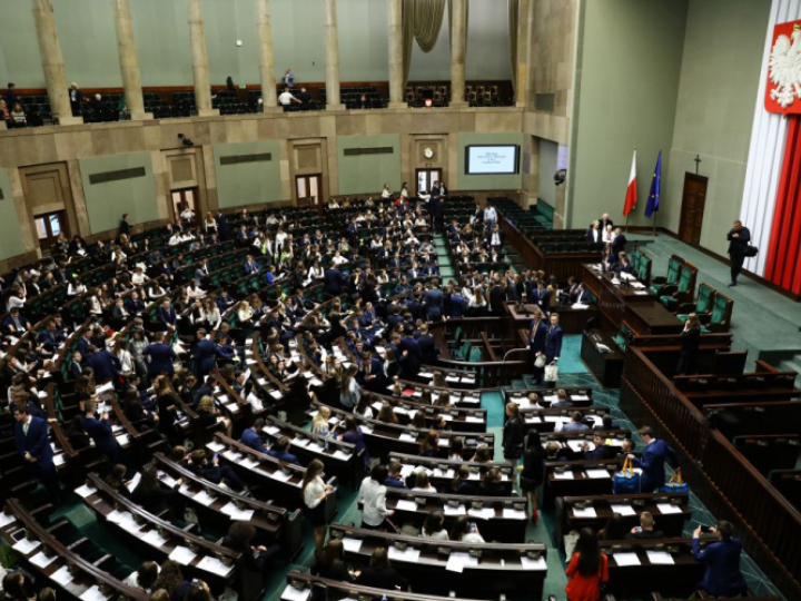 Uczestnicy XXV Posiedzenia Sejmu Dzieci i Młodzieży na sali posiedzeń. Fot. PAP/R. Guz