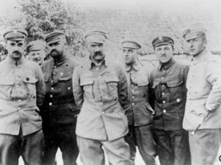 Grupa oficerów sztabu I Brygady Leg. w Karasinie. Józef Piłsudski w środku. Fot. CAW