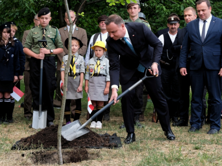 Chorzów, 08.07.2019. Prezydent RP Andrzej Duda (C) sadzi Dąb Powstań Śląskich podczas spotkania z mieszkańcami Chorzowa, 8 bm. w Górnośląskim Parku Etnograficznym. Z prawej marszałek województwa śląskiego Jakub Chełstowski. Głowa państwa przebywa z wizytą w województwie śląskim. Fot. PAP/H. Bardo