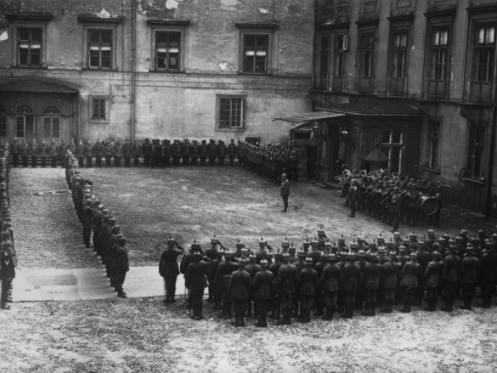 Warszawa 1915. I wojna światowa, po wkroczeniu armii Cesarstwa Niemieckiego (5 sierpnia 1915). Zamek Królewski był siedzibą Generalnego Gubernatorstwa Warszawskiego. Na zdjęciu: Generalny Gubernator okupowanej przez wojska niemieckie części Królestwa Polskiego generał Hans Hartwig von Beseler (C) podczas apelu na dziedzińcu Zamku. Fot. PAP/Archiwum Marian Leśniewski