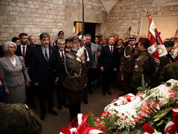 Ceremonia wręczenia rodzinie Piotra Gizy Krzyża Walecznych w krypcie Józefa Piłsudskiego na Wawelu. Fot. PAP/Ł. Gągulski