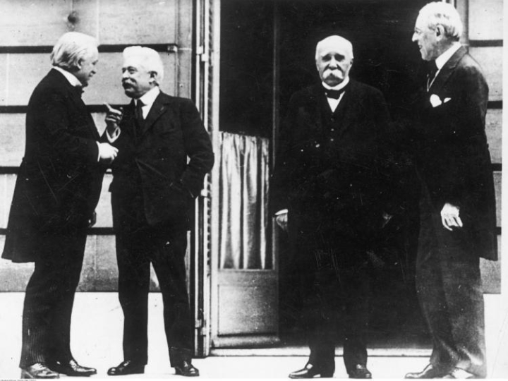 Konferencja pokojowa w Wersalu - od prawej: prezydent USA Thomas Woodrow Wilson, premier Francji Georges Clemenceau, premier Włoch Wittorio Orlando, premier Anglii George David Lloyd. 28.06.1919. Fot. NAC