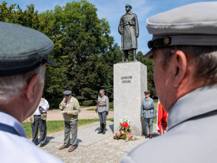 Uroczystość przed pomnikiem Legionisty. Fot. PAP/G.  Michałowski