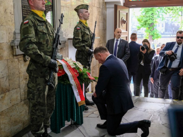 Prezydent Andrzej Duda składa kwiaty przed tablicą upamiętniającą Powstańców Śląskich z Mysłowic i okolic. Fot. PAP/H. Bardo