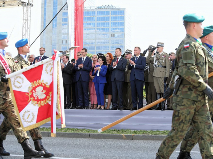 Szef MSWiA Mariusz Kamiński (L), premier Mateusz Morawiecki (2L), marszałek Sejmu Elżbieta Witek (3L), minister obrony narodowej Mariusz Błaszczak (4L), prezydent Andrzej Duda (5L), szef Sztabu Generalnego Wojska Polskiego gen. Rajmund Andrzejczak (6L) podczas defilady „Wierni Polsce” w Katowicach. Fot. PAP/A. Grygiel