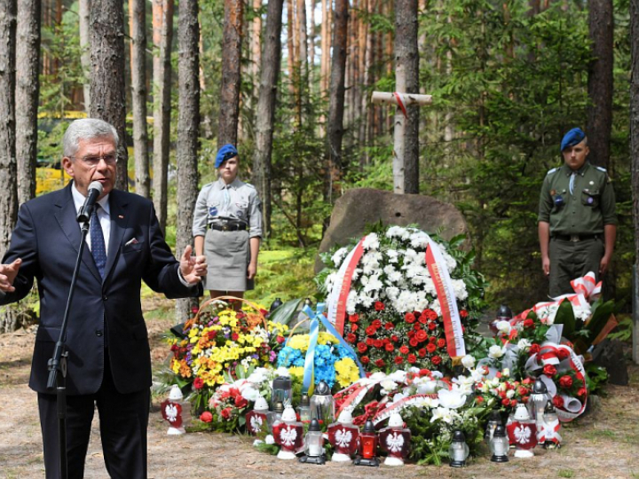 Marszałek Senatu Stanisław Karczewski podczas uroczystości poświęcenia zrekonstruowanej Kapliczki Legionowej w Polskim Lasku. Fot. PAP/R. Pietruszka