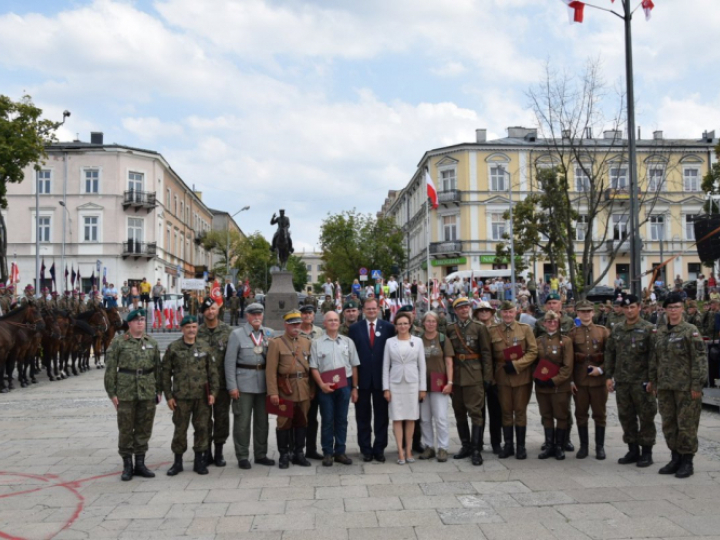 Jan Kasprzyk uhonorował medalami "Pro Bono Poloniae" oraz "Pro Patria" zasłużonych dla Marszu Szlakiem I Kompanii Kadrowej podczas uroczystości przy pomniku Marszałka Józefa Piłsudskiego w Kielcach. Źródło: Urząd do Spraw Kombatantów i Osób Represjonowanych