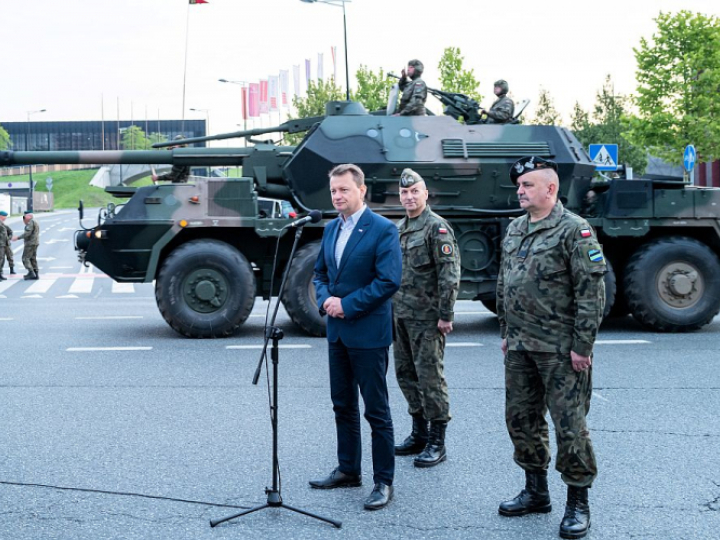 Minister obrony narodowej Mariusz Błaszczak (L), dowódca Generalny Rodzajów Sił Zbrojnych gen. broni Jarosław Mika (P) oraz Dowódca Garnizonu Warszawa gen. bryg. Robert Głąb (C) podczas przygotowań do defilady „Wierni Polsce” w Katowicach. Fot. PAP/A. Grygiel