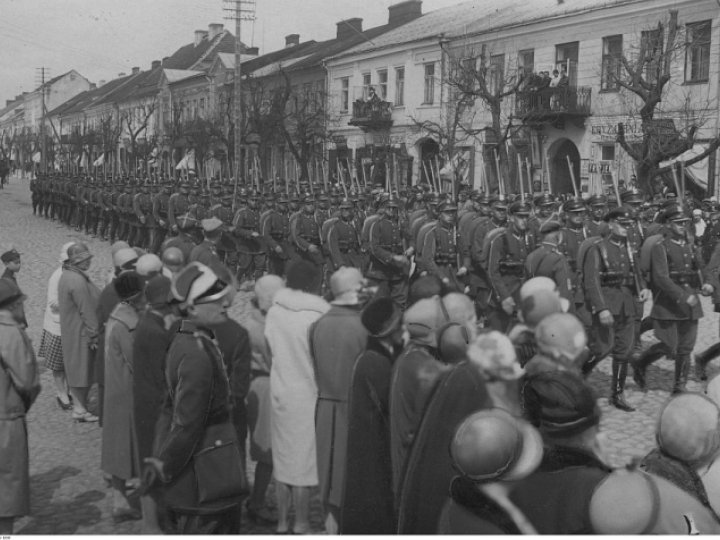 Święto 41 Suwalskiego Pułku Piechoty Józefa Piłsudskiego w Suwałkach. 1928 r. Fot. NAC