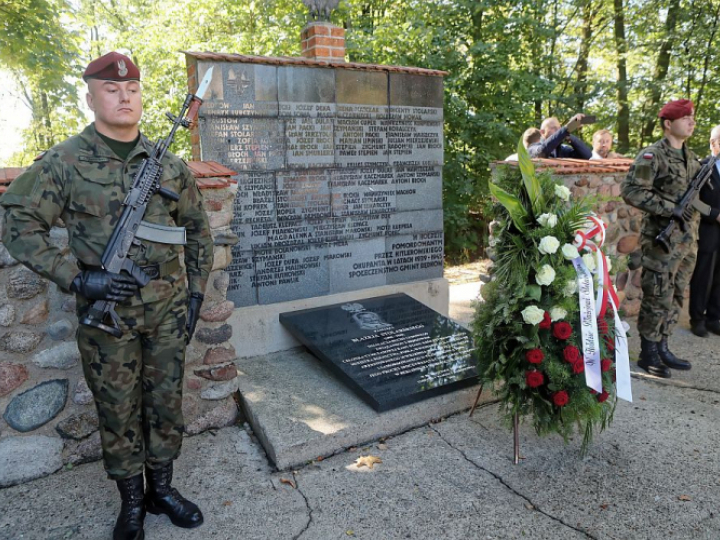 Uroczystość odsłonięcia tablicy upamiętniającej 80. rocznicę śmierci Błażeja Stolarskiego w Będkowie. Fot. PAP/R. Zawistowski