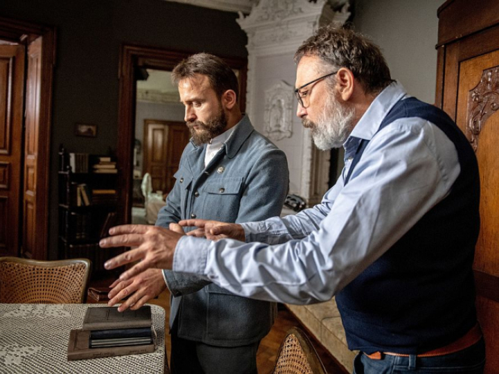 Aktor Borys Szyc (L) jako Józef Piłsudski i reżyser Michał Rosa na planie filmu „Piłsudski”. Fot. PAP/G. Michałowski