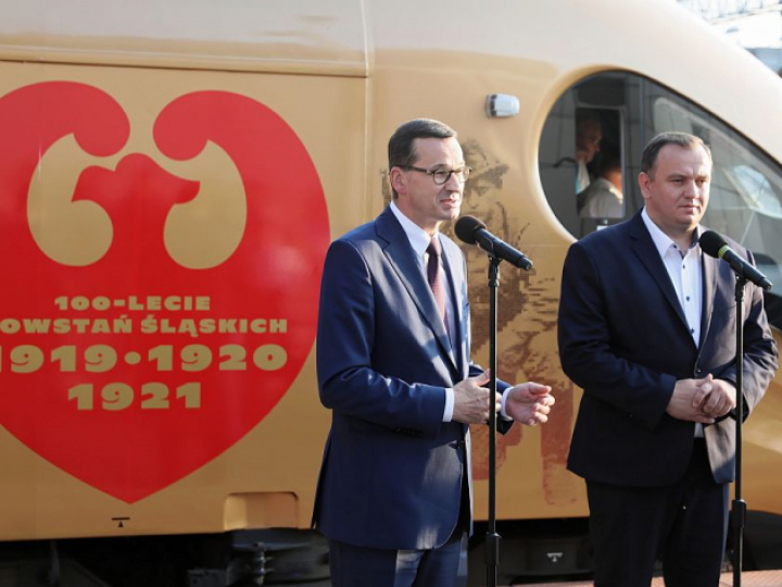 Premier Mateusz Morawiecki (L) oraz marszałek województwa śląskiego Jakub Chełstowski podczas inauguracji specjalnego pociągu Kolei Śląskich, kursującego pod nazwą „Powstaniec Śląski”. Fot. PAP/A. Grygiel