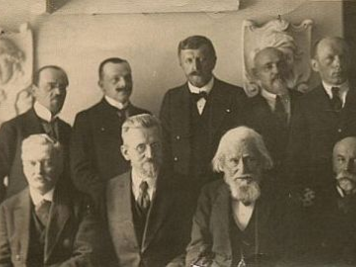 Kadra naukowa Uniwersytetu Stefana Batorego w Wilnie ok. 1922 r. Siedzą od lewej: prof. K. Zimmermann, prof. Wiktor Staniewicz, Władysław Mickiewicz, prof. Marian Zdziechowski, stoją od prawej: prof. Stanisław Pigoń, prof. Benedykt Kubicki, prof. Ferdynand Ruszczyc, prof. Józef Kallenbach, prof. Juliusz Kłos. Źródło: Wikipedia Commons 