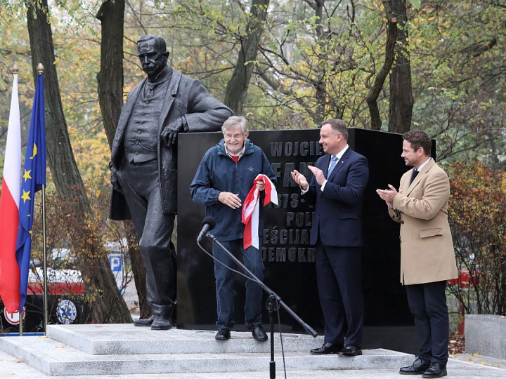 Wnuk Wojciecha Korfantego Feliks Korfanty (L), prezydent RP Andrzej Duda (C) oraz prezydent Warszawy Rafał Trzaskowski podczas uroczystego odsłonięcia pomnika Wojciecha Korfantego u zbiegu Al. Ujazdowskich i ul. Agrykola w Warszawie. Fot. PAP/T. Gzell