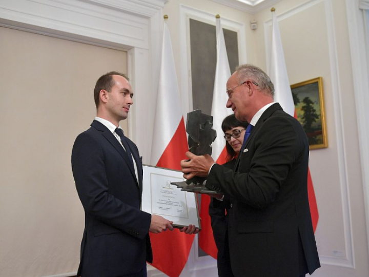 Damian K. Markowski (L) odebrał nagrodę im. Janusza Kurtyki, za książkę „Dwa powstania. Bitwa o Lwów 1918”; nagrodę wręczyli wiceprezes IPN Krzysztof Szwagrzyk i wdowa po Januszu Kurtyce, Zuzanna Kurtyka. Fot. PAP/M. Obara