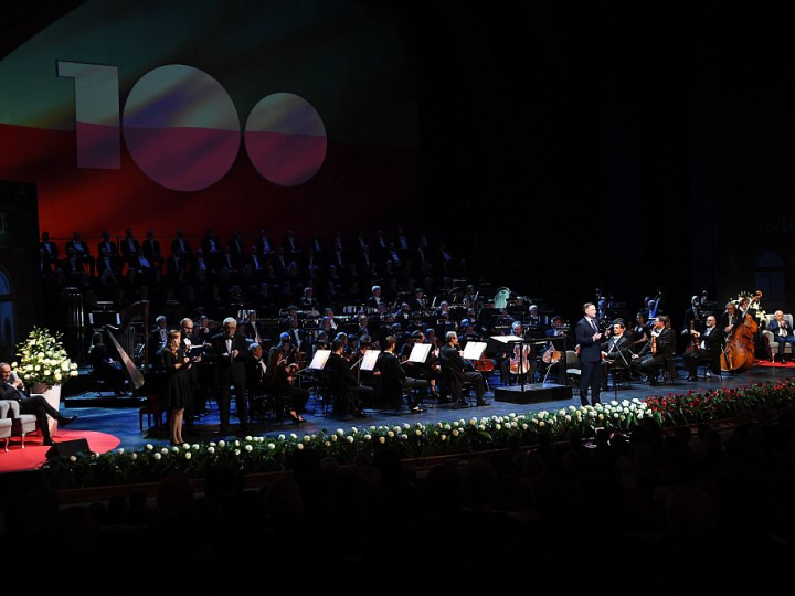 Prezydent Andrzej Duda przemawia podczas Gali 100-lecia Polskiego Komitetu Olimpijskiego w Teatrze Wielkim w Warszawie. Fot. PAP/P. Nowak