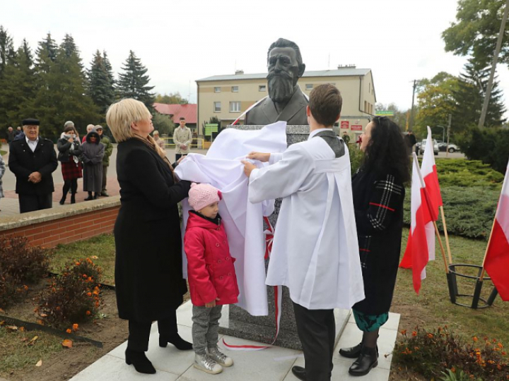 Prezes Trybunału Konstytucyjnego Julia Przyłębska (L) oraz praprawnuczka sędziego Pomiana-Srzednickiego Agnieszka Battelli (P) podczas odsłonięcia pomnika I Prezesa SN Stanisława Pomiana-Srzednickiego we wsi Brańszczyk. Fot. PAP/T. Gzell