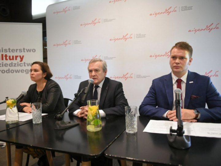 Wicepremier, minister kultury Piotr Gliński (C), dyrektor Departamentu Dziedzictwa Kulturowego Paulina Florjanowicz (L) oraz dyrektor Biura Programu "Niepodległa" Jan Kowalski (P), 4 bm. w Starej Herbaciarni w Łazienkach Królewskich w Warszawie podczas spotkania "Niepodległa na Narodowe Święto Niepodległości". Fot. PAP/R. Pietruszka