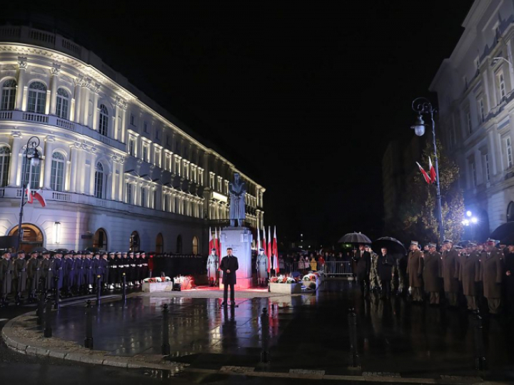 Minister obrony narodowej Mariusz Błaszczak (C) przemawia przed pomnikiem Marszałka Józefa Piłsudskiego na pl. Piłsudskiego w Warszawie w przeddzień obchodów Święta Niepodległości. 10.11.2019. Fot. PAP/T. Gzell