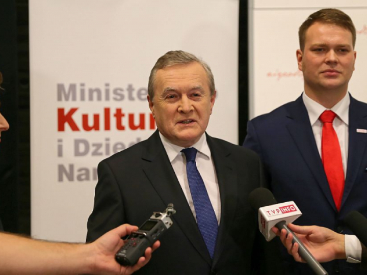 Wicepremier, minister kultury Piotr Gliński (C), dyrektorka NOSPR Ewa Bogusz Moore oraz dyrektor biura Niepodległa Jan Kowalski podczas briefingu w Katowicach przed „Koncertem dla Niepodległej - Słowa, które znaczą”. Fot. PAP/A. Grygiel