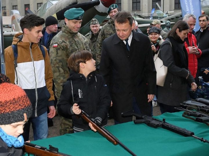 Minister obrony narodowej Mariusz Błaszczak (C) podczas wojskowego pikniku „Służymy Niepodległej”. Warszawa, 10.11.2019. Fot. PAP/R. Pietruszka