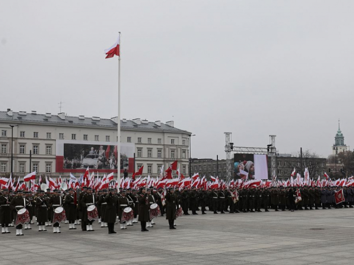 Wspólne odśpiewanie hymnu państwowego w ramach akcji „Niepodległa do hymnu” przed Grobem Nieznanego Żołnierza. Warszawa, 11.11.2018. Fot. PAP/P. Supernak