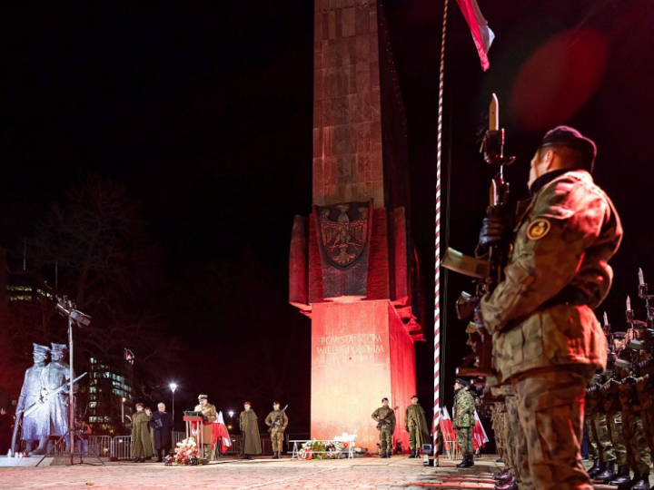 Centralne uroczystości przed pomnikiem Powstańców Wielkopolskich w Poznaniu w 101. rocznicę wybuchu zrywu. Fot. PAP/M. Zakrzewski