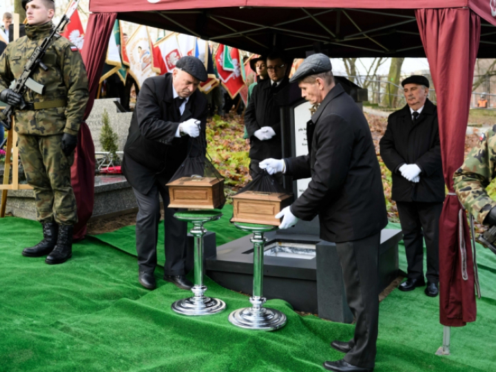 Poznań, 18.12.2019. Uroczysty pochówek prochów Powstańca Wielkopolskiego i współtwórcy harcerstwa płk. Wincentego Wierzejewskiego oraz jego małżonki Winifred Mary Wierzejewskiej z d. Powell, 18 bm., na Cmentarzu Zasłużonych Wielkopolan na Wzgórzu św. Wojciecha w Poznaniu. Msza święta odbyła się w Bazylice Św. Józefa w Poznaniu. Fot. PAP/J. Kaczmarczyk