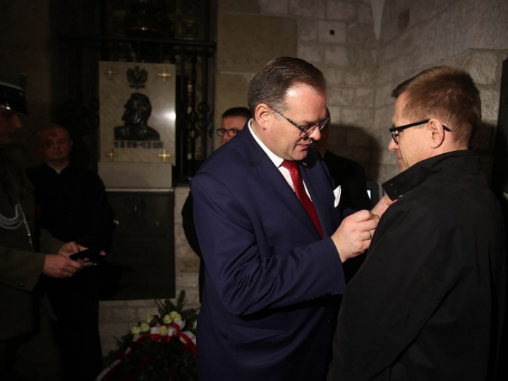 Szef Urzędu do Spraw Kombatantów i Osób Represjonowanych Jan Józef Kasprzyk (L) uhonorował Marka Bika medalem „Pro Patria” podczas uroczystości z okazji 152. rocznicy urodzin marszałka Józefa Piłsudskiego. Kraków, 08.12.2019. Fot. PAP/Ł. Gągulski