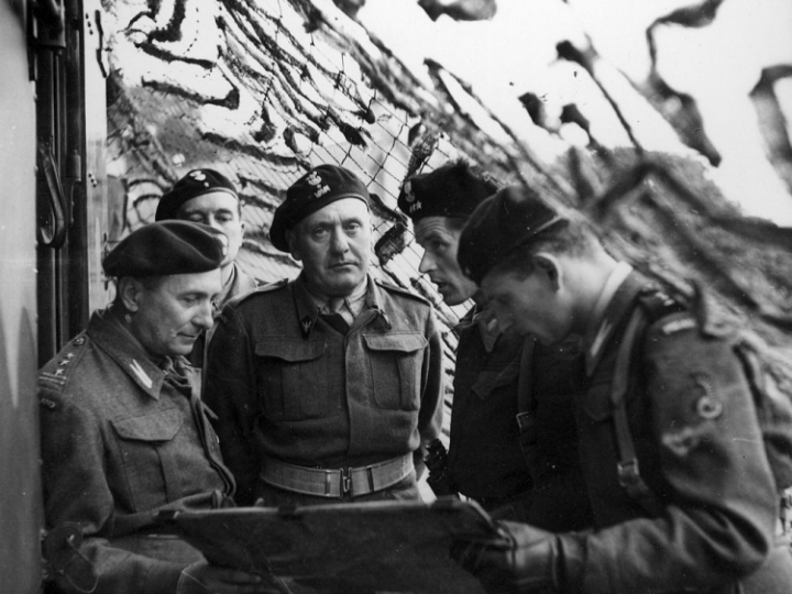 Gen. Stanisław Maczek (C) podczas ćwiczeń 1. Dywizji Pancernej przed inwazją na kontynent. Scarborough, 07.1944. Źródło:  NAC