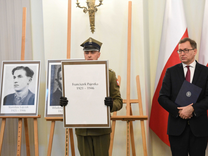 Warszawa, 03.12.2019. Prezes Instytutu Pamięci Narodowej Jarosław Szarek podczas uroczystości wręczenia not identyfikacyjnych członkom rodzin ofiar totalitaryzmu komunistycznego. PAP/R. Pietruszka