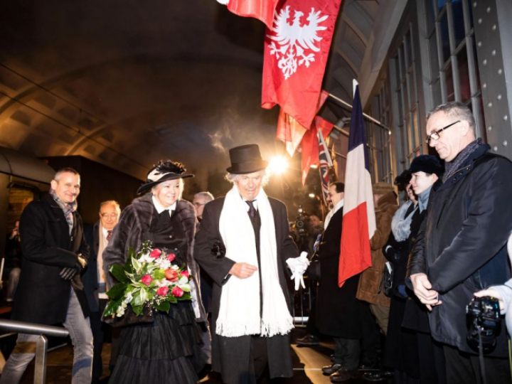 Poznań, 26.12.2019. Inscenizacja przyjazdu Ignacego Jana Paderewskiego na dworzec kolejowy w Poznaniu, rozpoczęła główne obchody 101. rocznicy wybuchu powstania wielkopolskiego. W 1918 roku przyjazd Paderewskiego do Poznania zapoczątkował zwycięski zryw niepodległościowy. W rolę Paderewskiego wcielił się poznański aktor Andrzej Lajborek (C). Fot. PAP/M. Zakrzewski