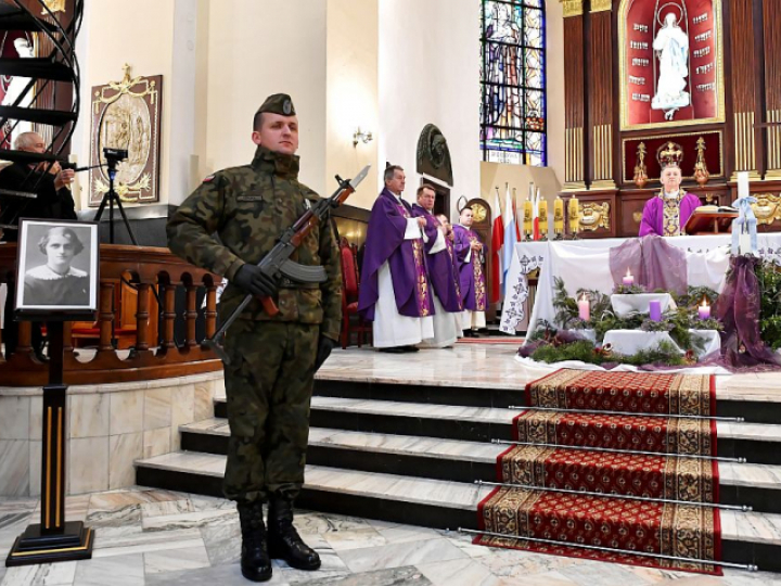 Biskup polowy WP Józef Guzdek (C-P) podczas mszy świętej w Kościele Garnizonowym w Radomiu z okazji nadchodzącej 120. rocznicy urodzin Teresy Grodzińskiej. Fot. PAP/P. Polak