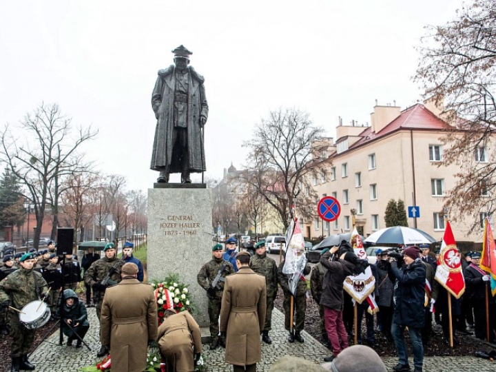 Uroczystość złożenia kwiatów przed pomnikiem gen. Józefa Hallera w Toruniu w ramach inauguracji wojewódzkich obchodów 100. rocznicy powrotu Pomorza i Kujaw do wolnej Polski. Fot. PAP/T. Żmijewski