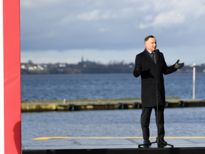 Prezydent RP Andrzej Duda przemawia na terenie Portu Rybackiego w Pucku, podczas głównych obchodów 100. Rocznicy Zaślubin Polski z morzem i powrotu Pomorza do Macierzy. Fot. PAP/A. Warżawa