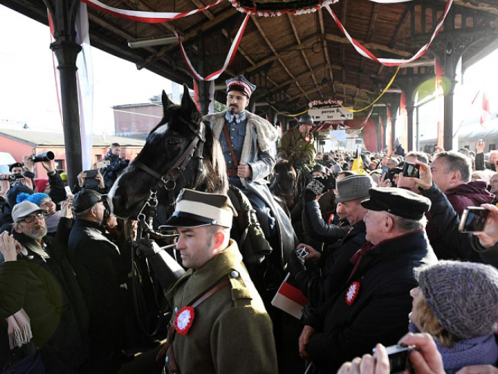 Inscenizacja historyczna na Dworcu Głównym PKP w Gdańsku. Fot. PAP/A. Warżawa