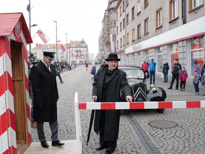 Aktor Dariusz Niebudek (C) w roli Wojciecha Korfantego podczas obchodów setnej rocznicy powołania Wojciecha Korfantego na stanowisko Polskiego Komisarza Plebiscytowego na Rynku w Bytomiu. Fot. PAP/A. Grygiel