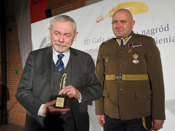 Laureat wyróżnienia w kategorii Nauka prezydent Krakowa Jacek Majchrowski (L) oraz prezes Federacji Kawalerii Ochotniczej Jan Znamiec podczas III gali wręczenia Nagród im. gen. dyw. Bolesława Wieniawy-Długoszowskiego w Muzeum Armii Krajowej w Krakowie.  Fot. PAP/J. Bednarczyk