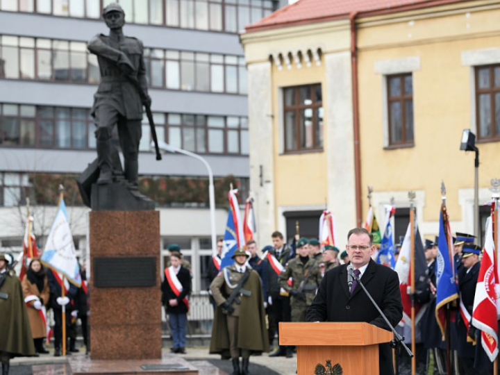 Szef Urzędu do Spraw Kombatantów i Osób Represjonowanych Jan Józef Kasprzyk (C-P) podczas obchodów 101. rocznicy śmierci płk. Leopolda Lisa-Kuli w Rzeszowie. Fot. PAP/D. Delmanowicz