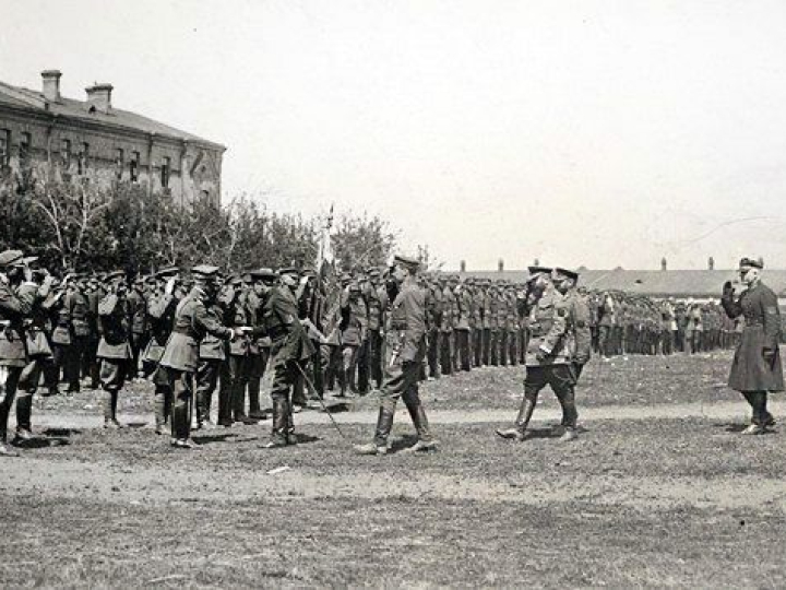 21 kwietnia 1920, Berdyczów. Wręczenie sztandaru 6. Siczowej Dywizji Strzelców. Symon Petlura, gen. Wołodymyr Salśkyj, gen. Antoni Listowski. Źródło: Wikipedia Commons