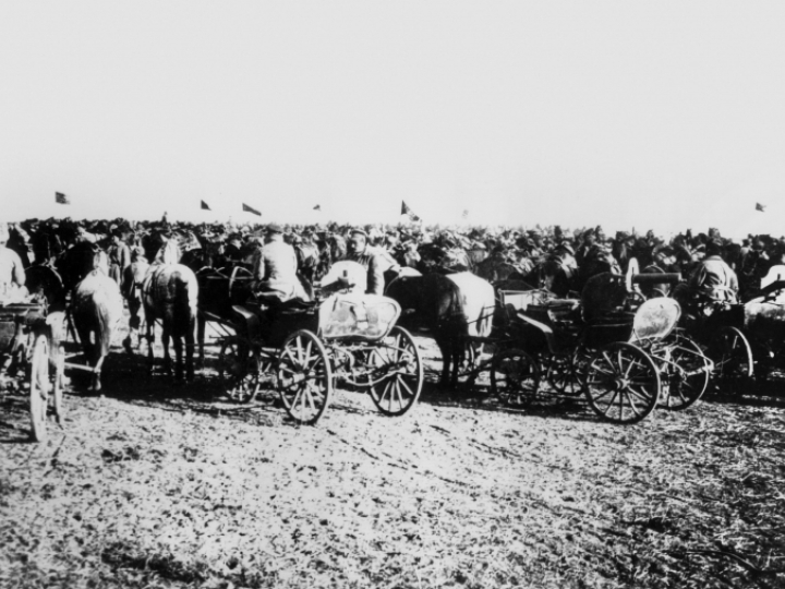 1920. 1 Armia Konna Siemiona Budionnego, mityng z okazji przyjazdu Michaiła Kalinina, kierownika aparatu propagandowego na Froncie Zachodnim. Źródło: Rosyjskie Państwowe Archiwum Kino-foto-dokumentów w Krasnogorsku