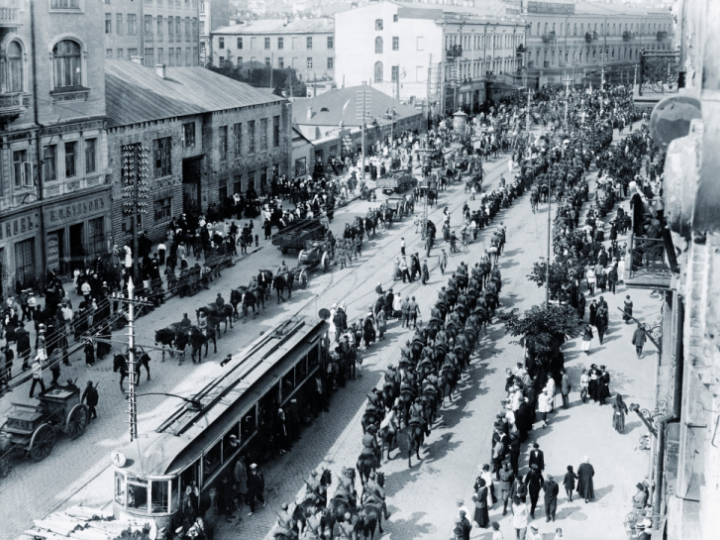 Kijów, maj 1920. Defilada wojsk polskich ulicą Wielką Włodzimierską. Źródło: Muzeum Wojska Polskiego w Warszawie