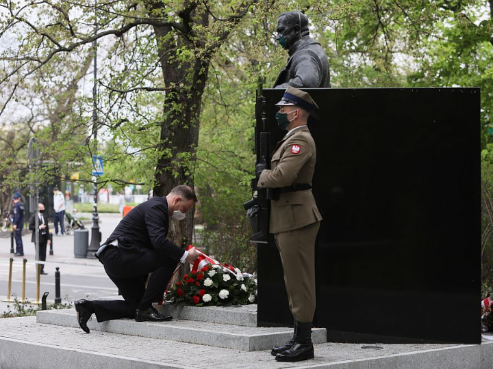 Prezydent RP Andrzej Duda składa kwiaty przed pomnikiem Wojciecha Korfantego w Warszawie. 02.05.2020. Fot. PAP/L. Szymański