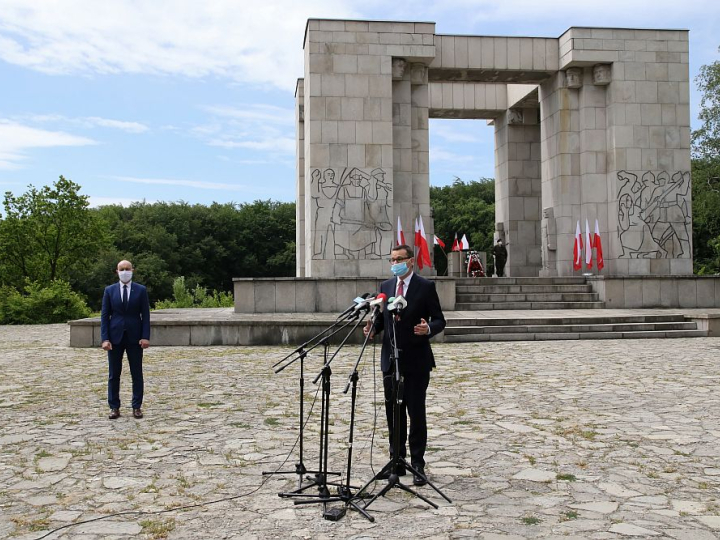 Premier Mateusz Morawiecki (P) i wojewoda opolski Adrian Czubak (L) podczas wypowiedzi dla mediów przed Pomnikiem Czynu Powstańczego na Górze Św. Anny. 22.05.2020. Fot. PAP/K. Świderski