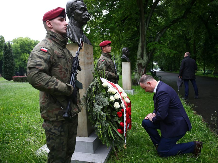 Prezydent Andrzej Duda składa wieniec przy popiersiu Wincentego Witosa w Parku Jordana w Krakowie. Fot. PAP/Ł. Gągulski