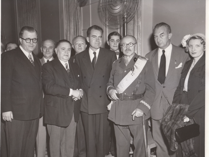 Nowy Jork, 5 10 1952 r. Spotkanie z okazji Parady Pułaskiego. Stoją od lewej: Franciszek Wazeter – prezes wydziału stanowego Kongresu Polonii Amerykańskiej w Nowym Jorku, Jan Dec – naczelny komendant SWAP, George Sokolsky – publicysta polonijny, Leopold Krzyżak – generalny adiutant SWAP, Richard Nixon – ówczesny kandydat na stanowisko wiceprezydenta USA, gen. Józef Haller, Stefan Korboński, Krystyna Dobrzańska. Źródło: Archiwum Stowarzyszenia Weteranów Armii Polskiej w Ameryce
