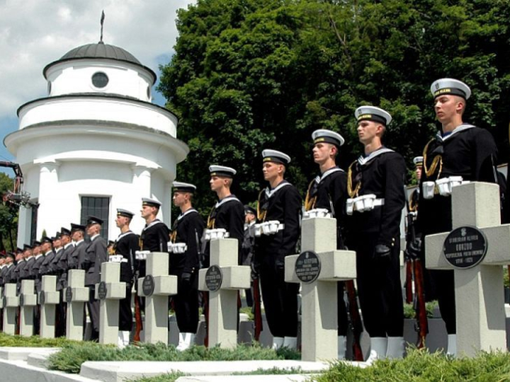 Lwów, Ukraina, 24.06.05 r. Polscy żołnierze pomiędzy grobami na Cmentarzu Orląt we Lwowie 24 bm. Z udziałem prezydentów Ukrainy i Polski, Wiktora Juszczenki i Aleksandra Kwaśniewskiego odbyły się 24 bm. uroczystości otwarcia i poświęcenia odbudowanego Cmentarza Orląt Lwowskich. Fot. PAP/D. Delmanowicz