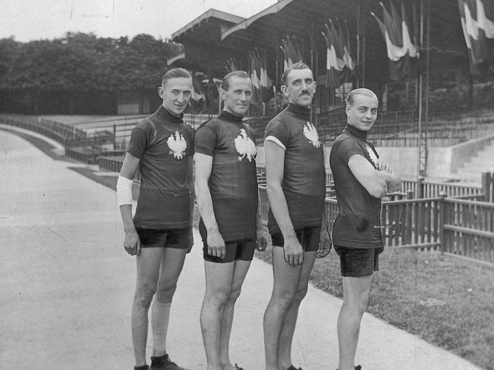 Reprezentacja Polski w kolarstwie na Letnich Igrzyskach Olimpijskich. Zdobywcy srebrnego medalu na dystansie 4000 m drużynowo. Od lewej: Tomasz Stankiewicz, Jan Łazarski, Franciszek Szymczyk, Józef Lange. Paryż, 1924 r. Fot. NAC