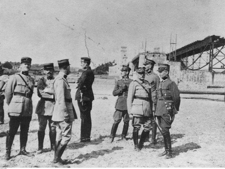 Warszawa, 1920. Członkowie francuskiej misji wojskowej z polskimi oficerami na plaży nad Wisłą. Źródło: NAC